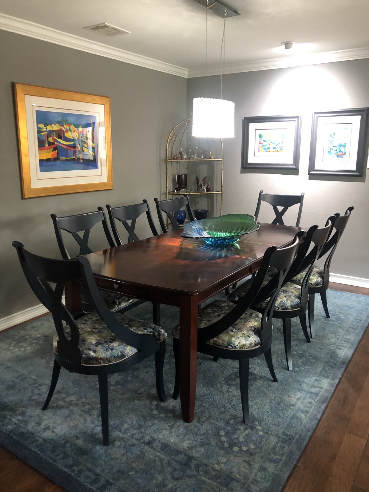 Dining room with a dark table, patterned seats and a blown-glass centrepiece